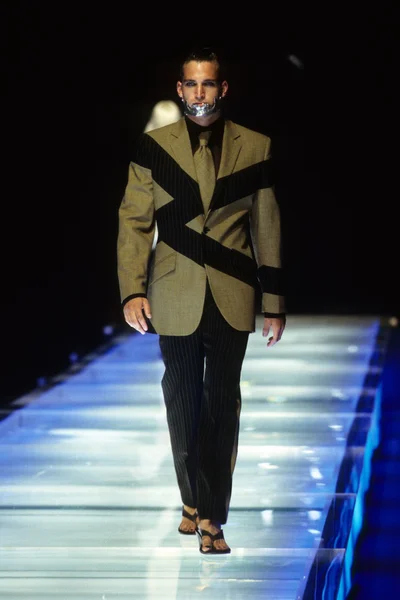 Look 18